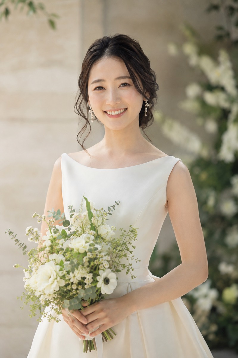 ブーケを持つウェディングドレス姿の新婦